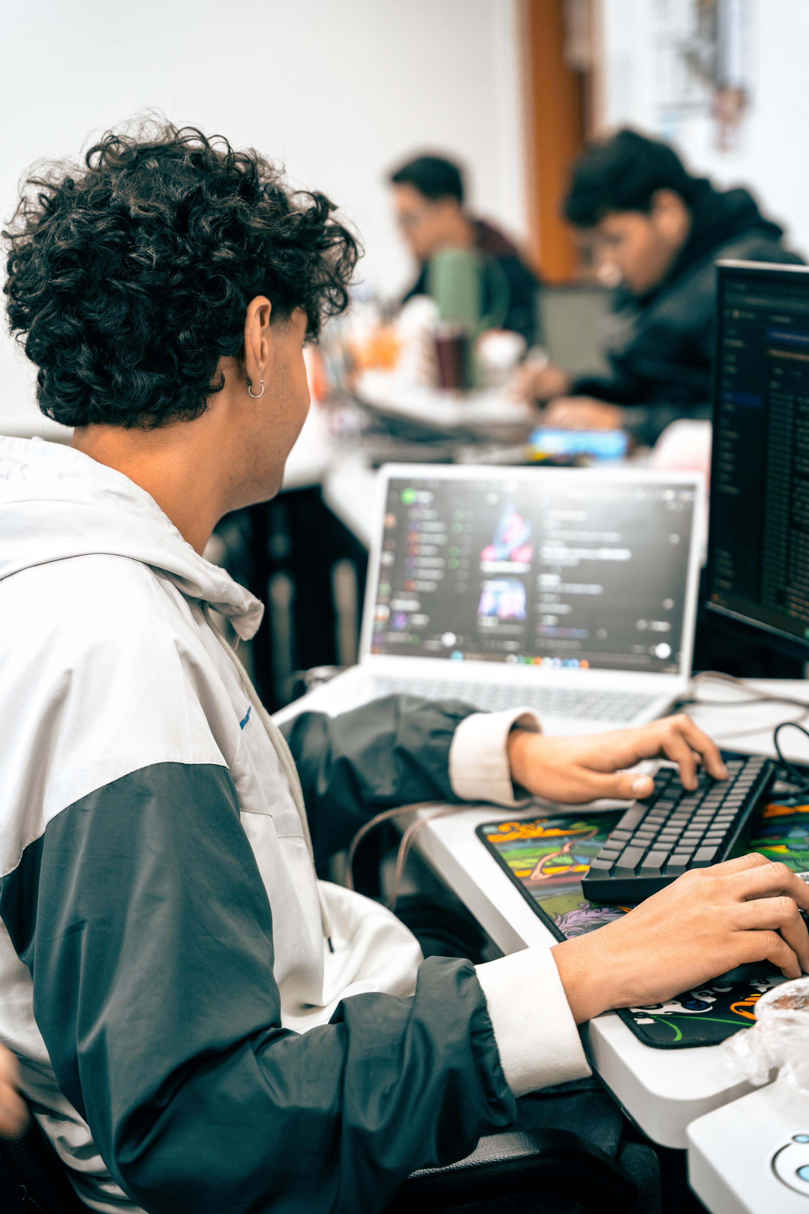 Participantes em atividade hands-on de IA
