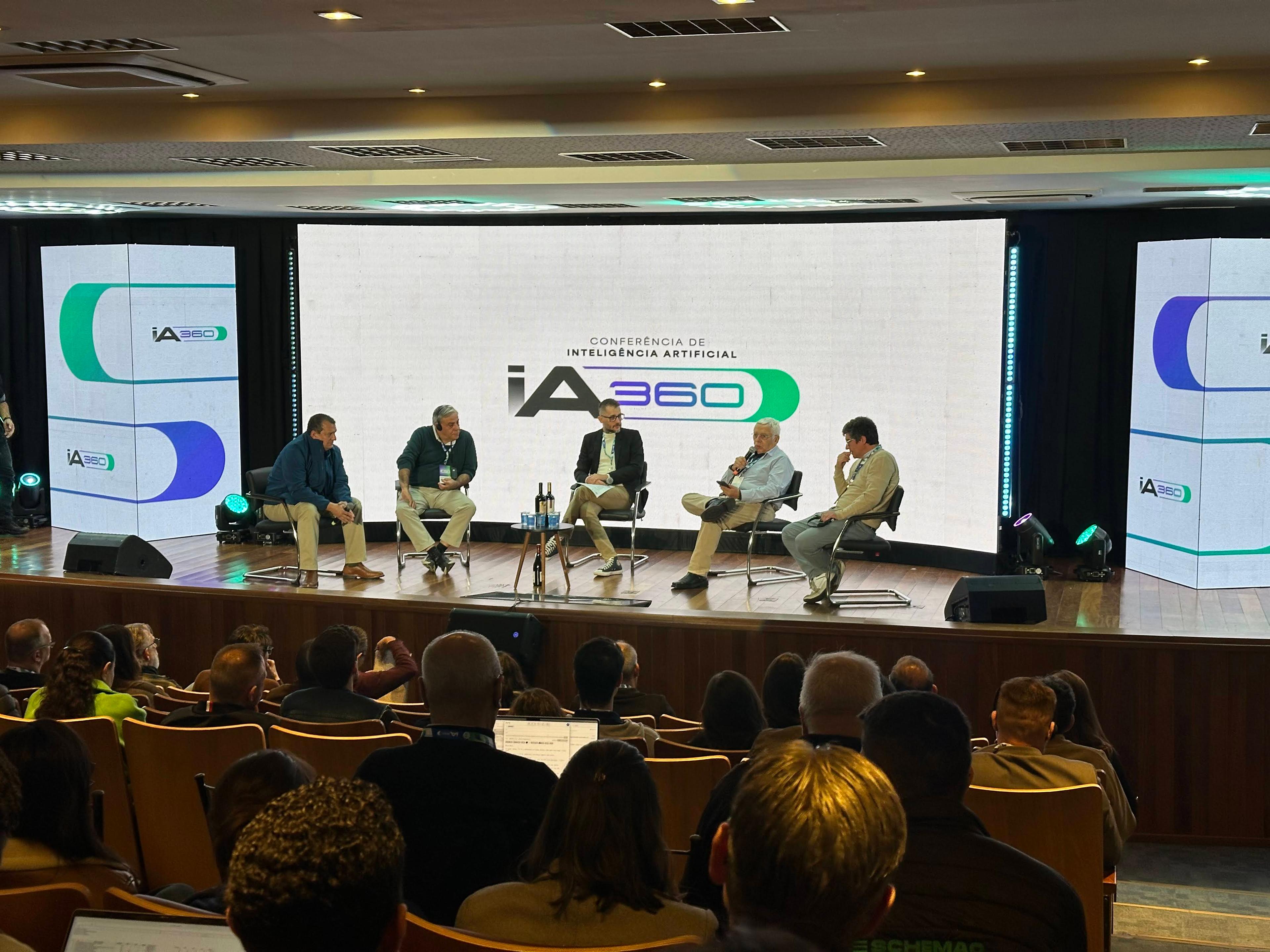 Painel de especialistas no palco principal do IA 360°